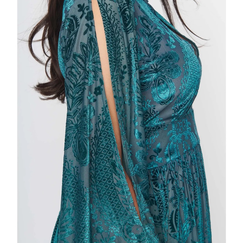 Emerald Floral Fringe Flutter Sleeve Caftan - Picture 2 of 3
